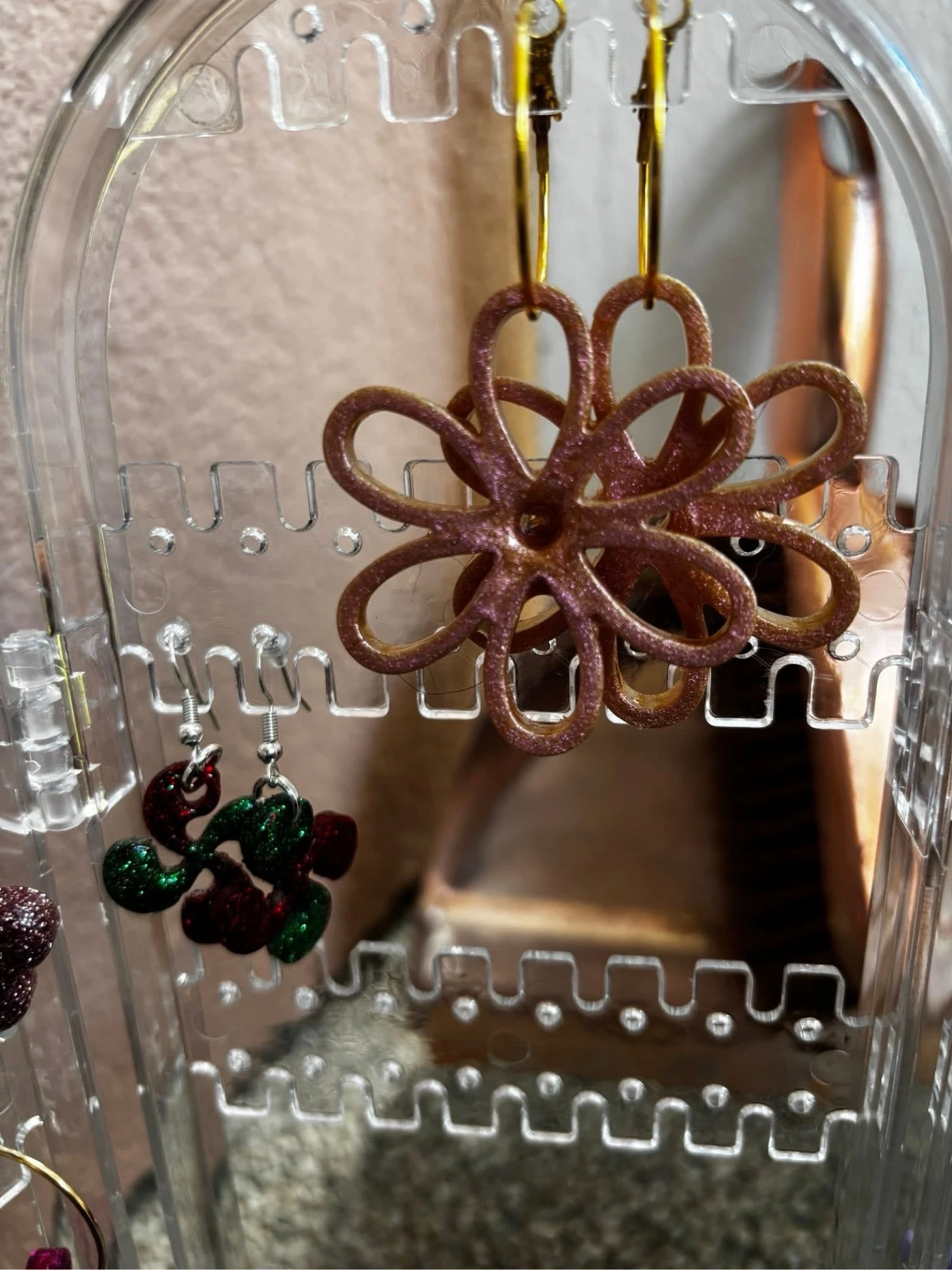 Handgemaakte sieraden van nieuwe hars, de bloemen voor 16€ en de Baskische kruisen 18€ – photo 3